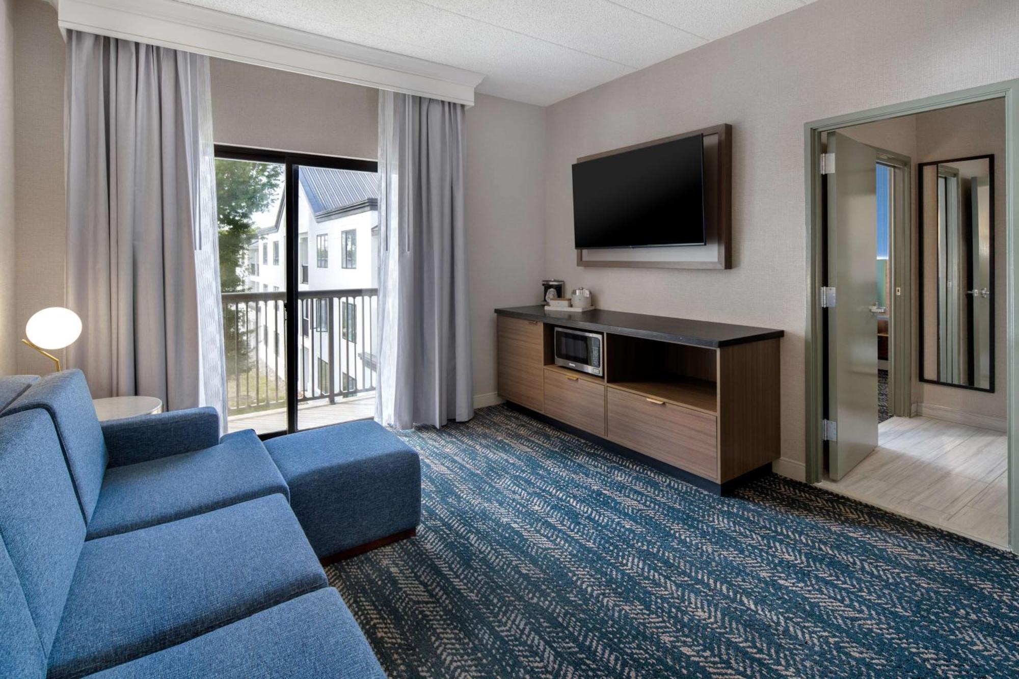 Doubletree Suites By Hilton Mount Laurel Exterior photo
